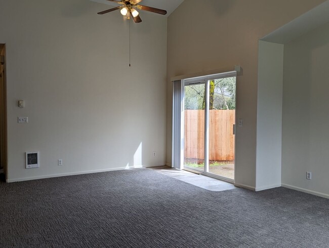 Foto del edificio - 2-Bedroom, 1-Bath Duplex In Thurston Area of Springfield!