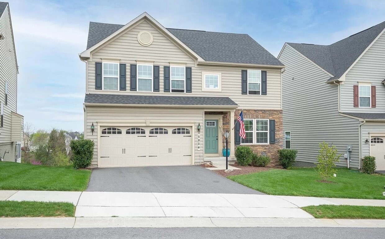 Primary Photo - Beautifully maintained SFH in convenient F...