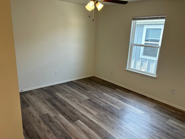 Foto del edificio - 915 S Benchmark Ln