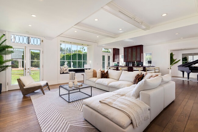 Building Photo - 804 N Rodeo Dr