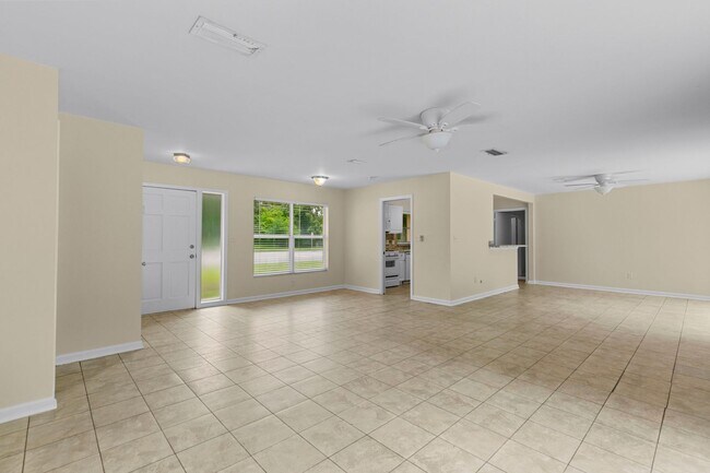 Foto del edificio - LEASE TERMS NEGOTIABLE Great location for ...
