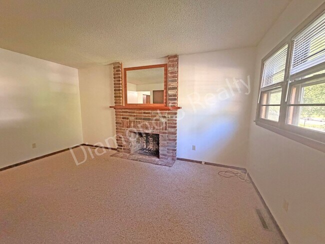 Foto del edificio - Charming 3 Bedroom Unit Available!