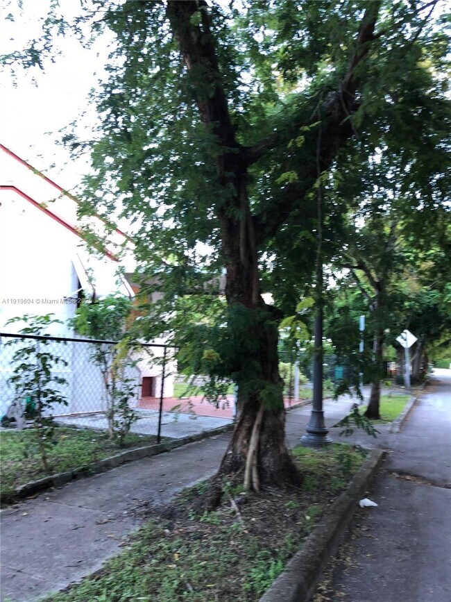 Foto del edificio - 76 NE 48th St