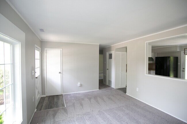 Foto del edificio - 4200 Birchwood Rd