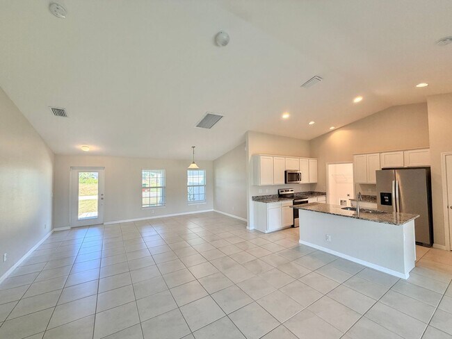Foto del edificio - 4 Bed, 2 Bath Available Now in NW Cape Coral