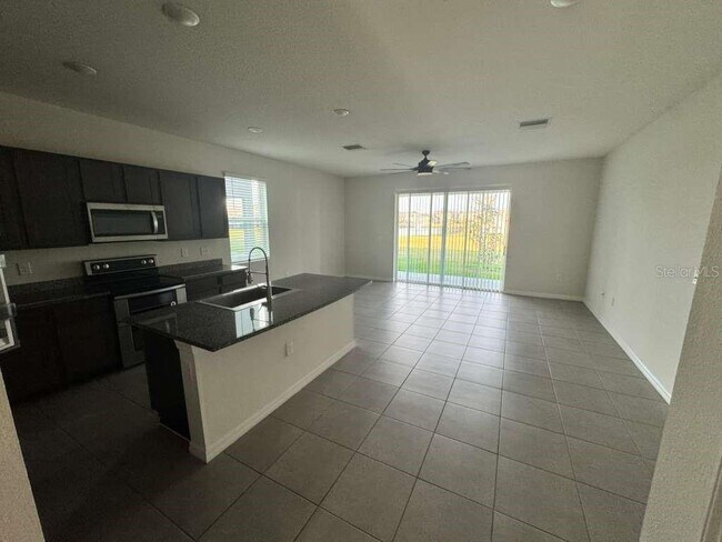 Foto del edificio - 16177 Glowing Grove Ave