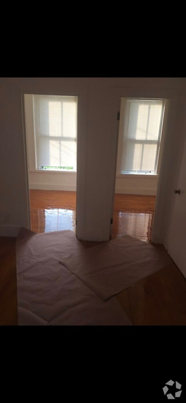 Building Photo - 8 Adella Pl