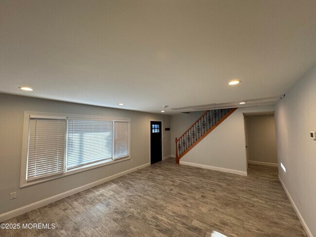 Building Photo - 28 Irongate Ln