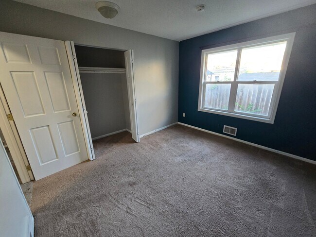 Building Photo - 1401-1403 Parkview Ln NE
