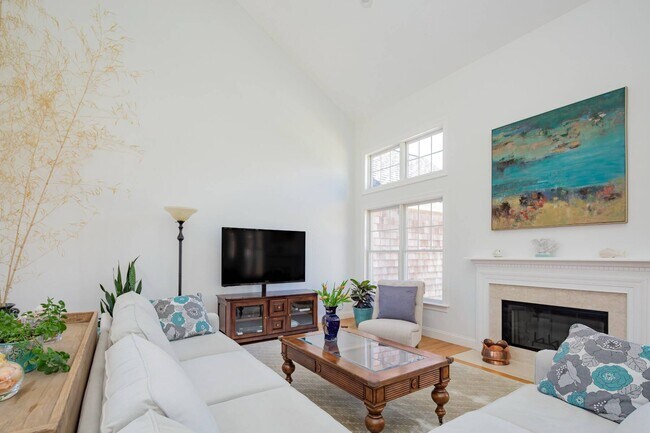 Foto del edificio - 565 Wainscott NW Rd