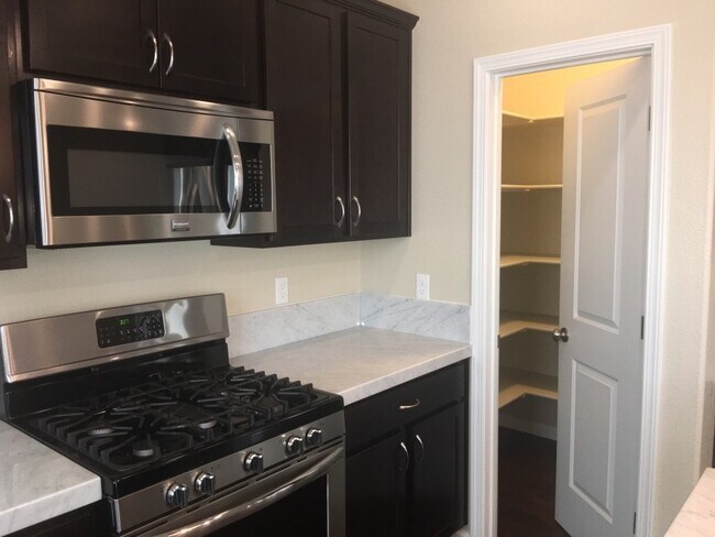 Building Photo - Gorgeous Townhouse - Built 2017 Southwest ...