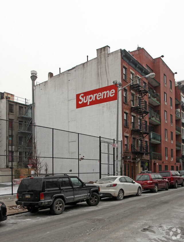 Primary Photo - 124 Ridge St
