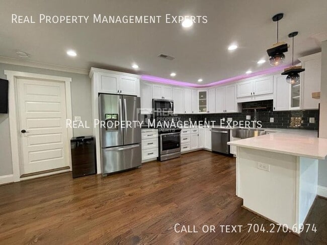 Building Photo - 2243 Shamrock Dr