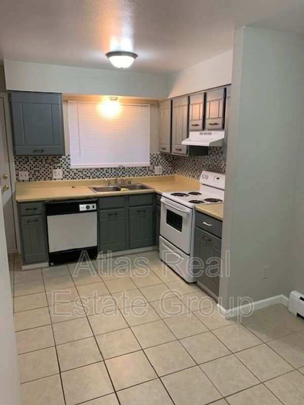 Building Photo - 2855 Montebello Dr W