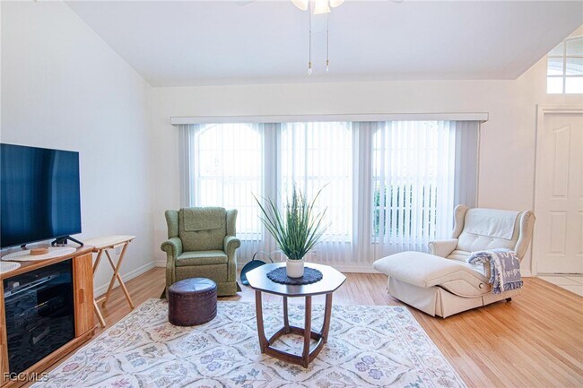 Building Photo - 3032 SW 10th Ave