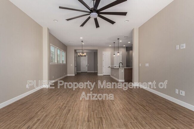 Foto del edificio - 19415 W Luke Ave