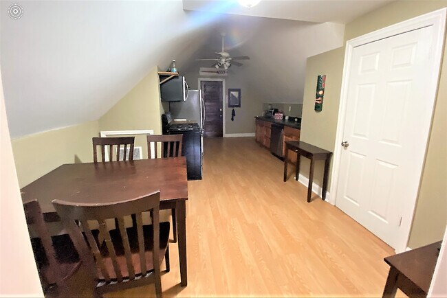Foto del edificio - 3926 W Byron St