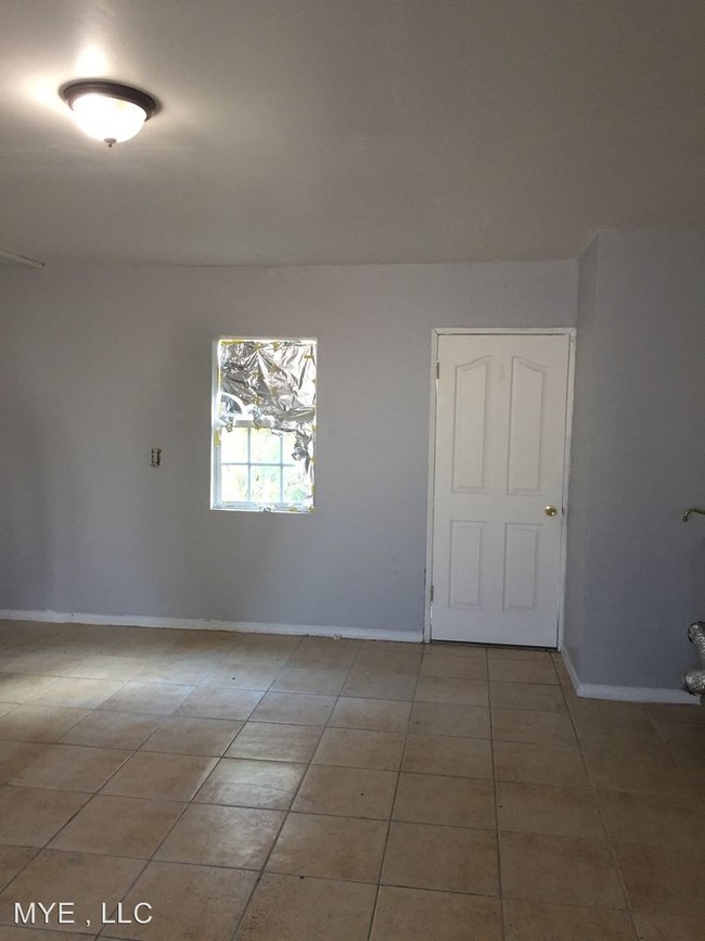 Building Photo - 1 br, 1 bath Apartment - 7834 Crocker St