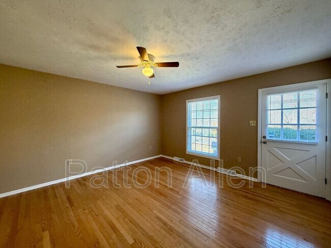 Foto del edificio - 12 W Haith Dr