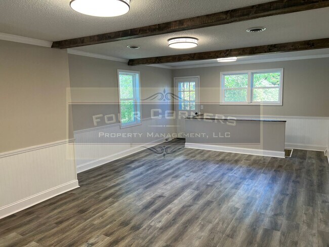 Building Photo - Charming 3 Bedroom 2 Bath Home