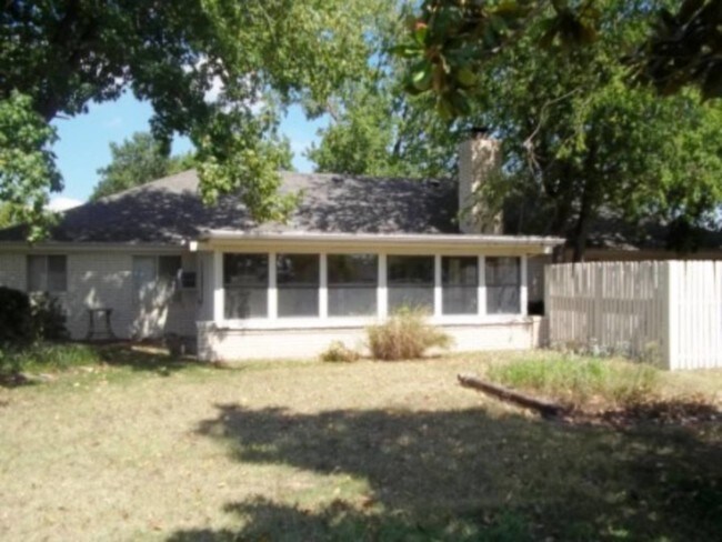 Building Photo - 853 Millwood Rd