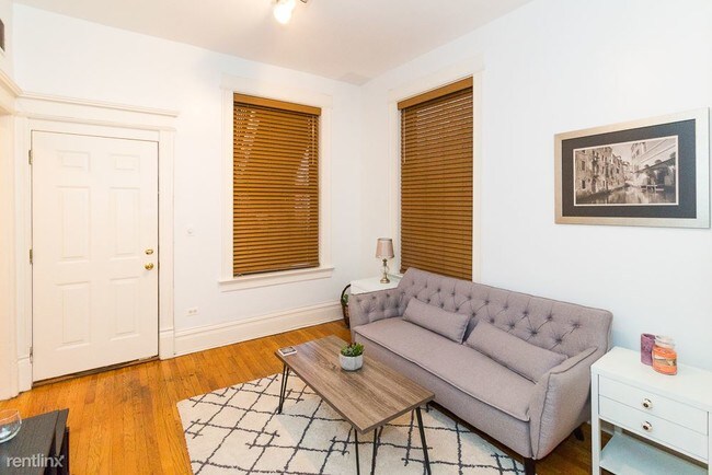 Building Photo - 712 W Briar Pl