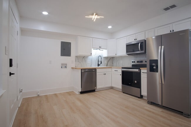 Building Photo - 106 Woodhouse Ln