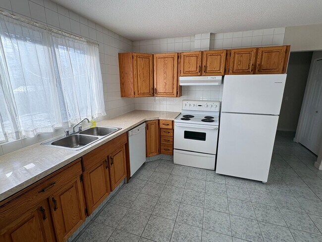 Photo du bâtiment - Spacious three-bedroom home on Memorial Drive SE with detached double car Garage