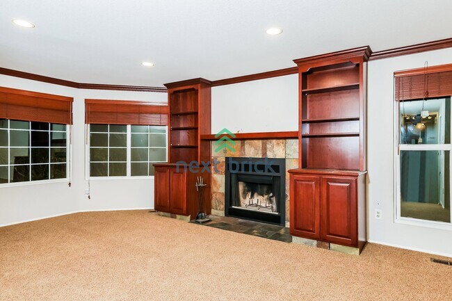 Foto del edificio - 3 Bed and 2 Bath Stunning Single-family Home is Available for Rent!