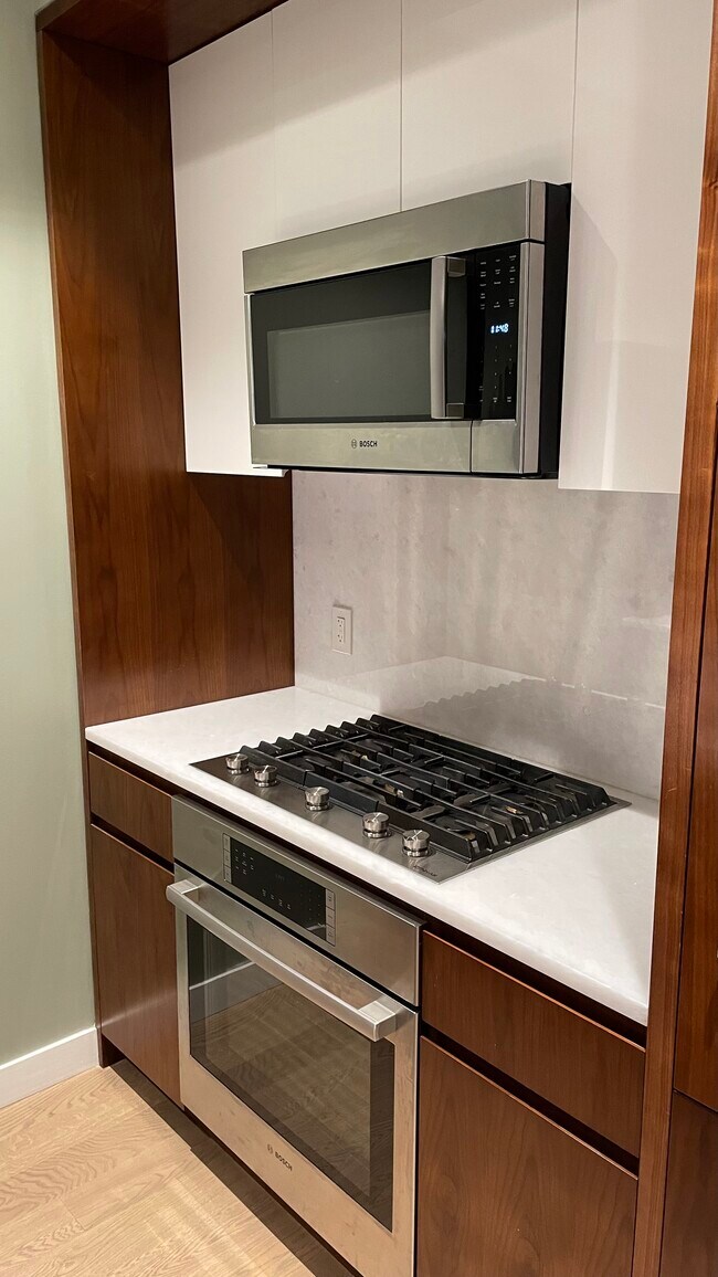 Kitchen - 75 Park Ln S