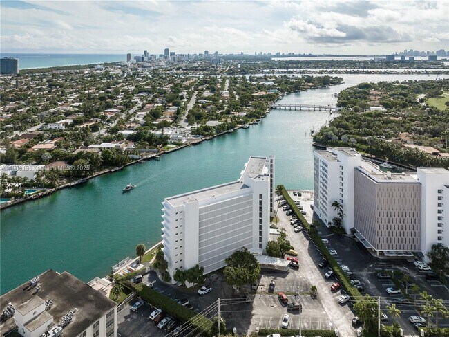 Foto del edificio - 9101 E Bay Harbor Dr