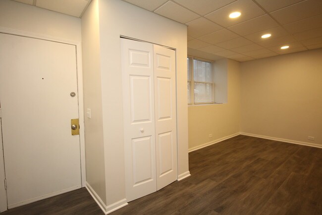 Building Photo - 120 N Spring St