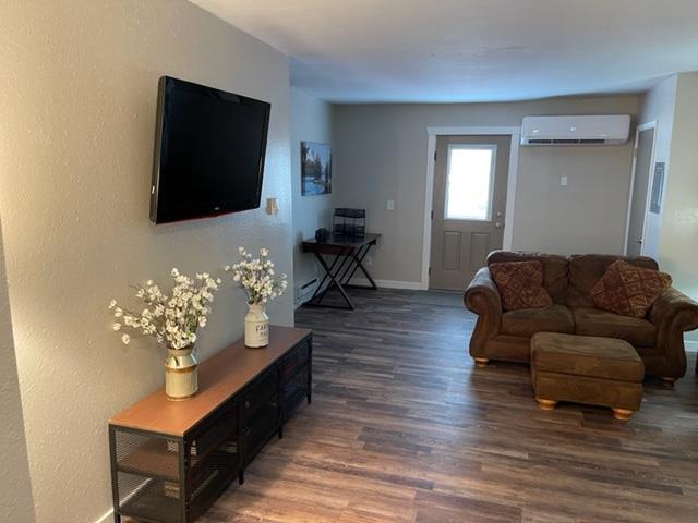 Building Photo - Fully furnished 2 bed 1 bath upstairs apar...