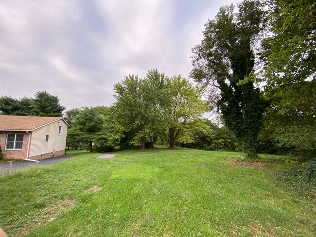 Foto del edificio - 104 E Poplar St