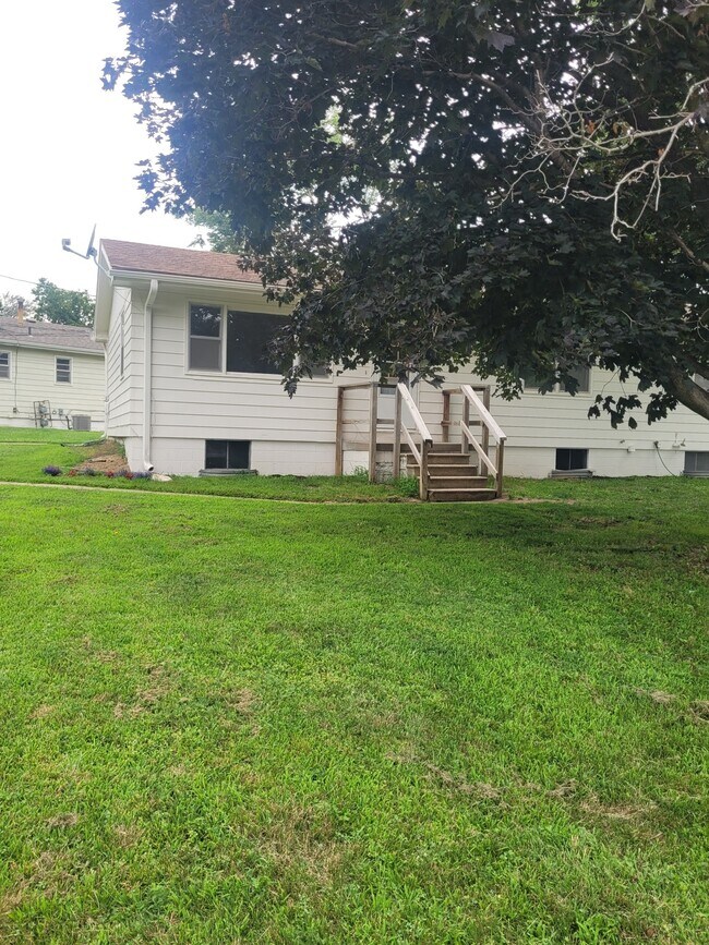 Building Photo - 2216 Lincoln Ave