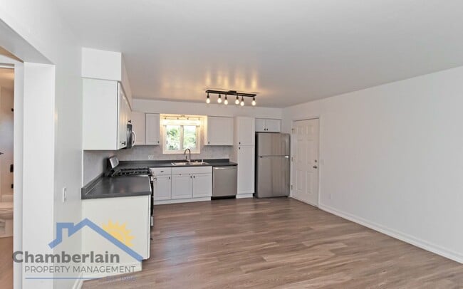 Building Photo - 2 Bedroom/1 Bathroom Coastal Leucadia Duplex!