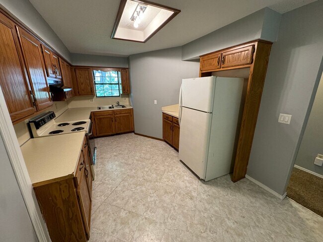 Building Photo - Great  Duplex in Southeast Springfield !