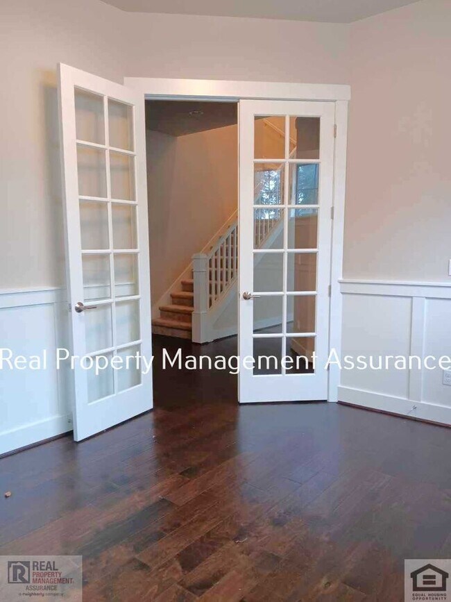 Building Photo - Attractive 4BR/2.5BA House In Spectacular ...