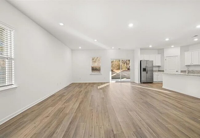 Foto del edificio - 942 Evergreen Rd