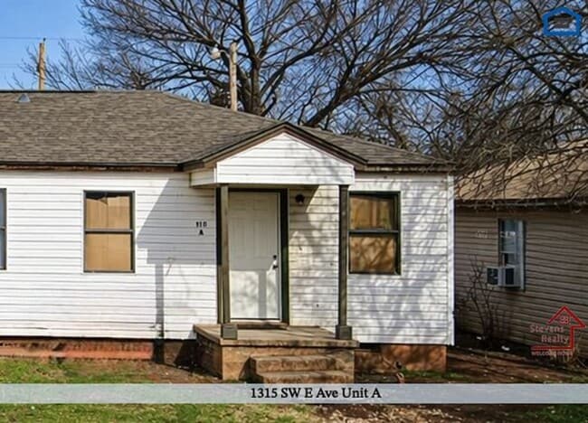 Building Photo - 1315 SW E Ave