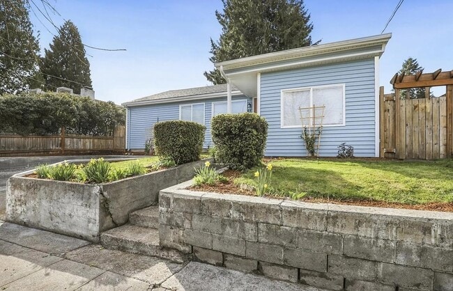 Front of House - 44 NE Lombard St