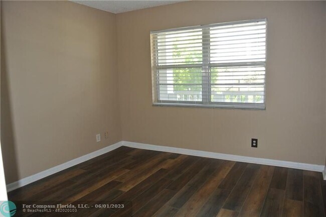 Foto del edificio - 8735 Ramblewood Dr