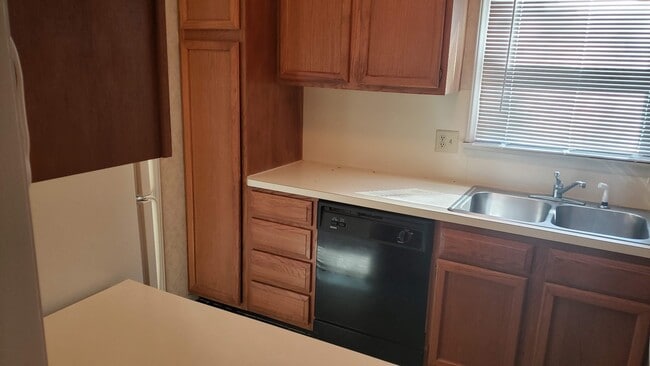 Building Photo - Great 1 level condo on lower level in Clem...