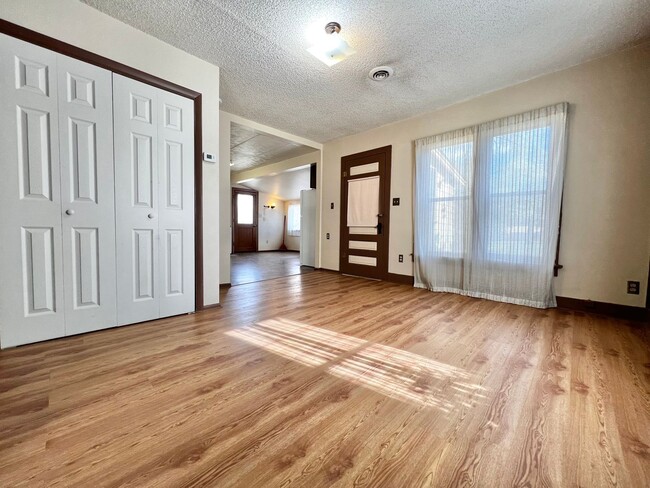 Building Photo - 2 Bed, 1 Bath House in North Fort Collins!