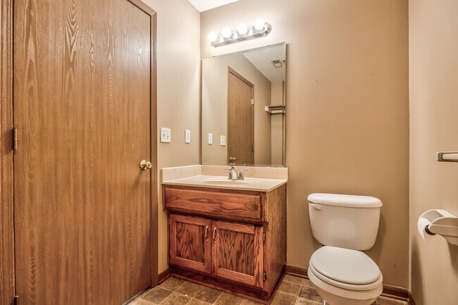 Medio baño en el primer piso - 11220 W 61st St