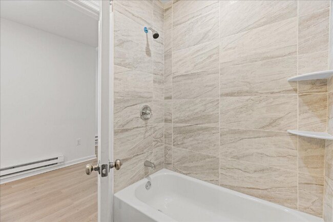 Foto del edificio - 6104 Glenmore Ave
