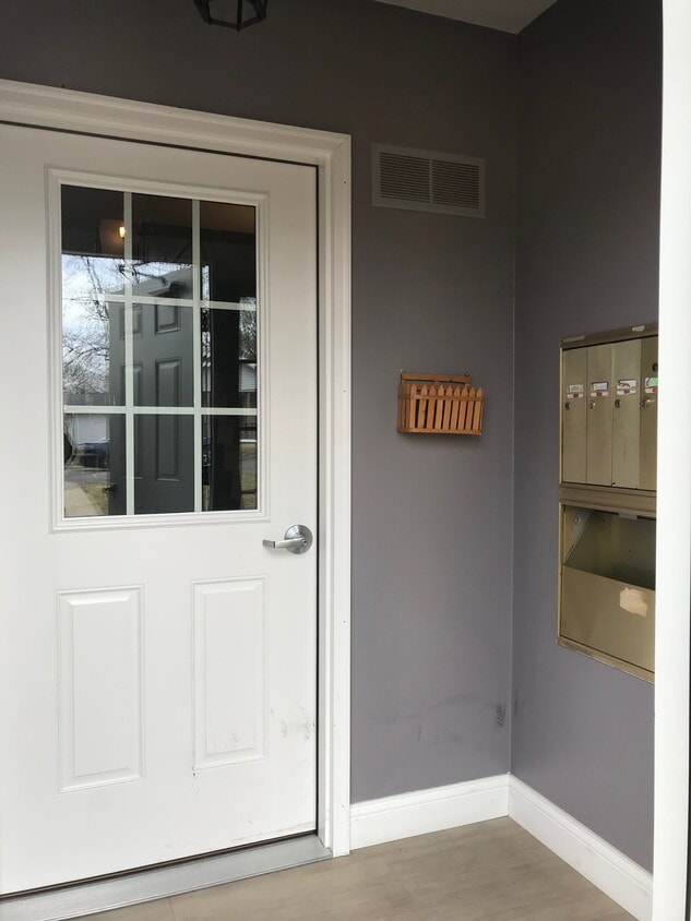 Controlled Entrance - 5210 N Montclair Ave