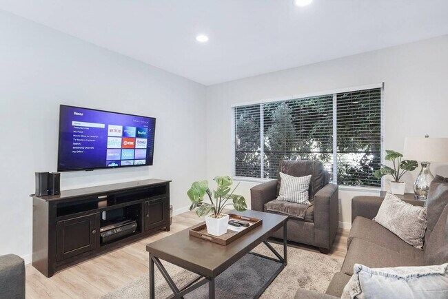 Building Photo - 415 N Oakhurst Dr