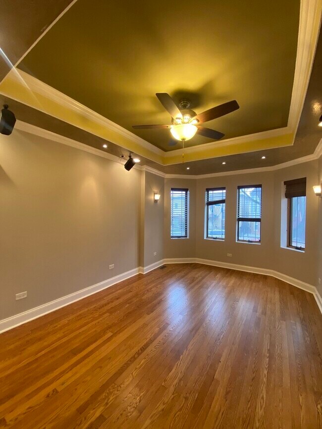 Foto del edificio - 2825 N Hamlin Ave