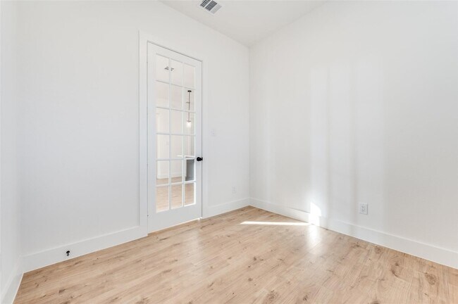 Foto del edificio - 4417 Cave Spgs St